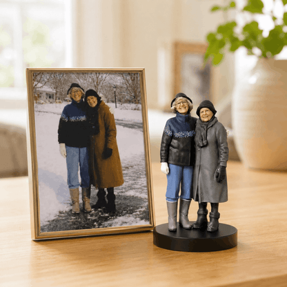 Duo-Figur zweier Frauen im Winter nach Foto