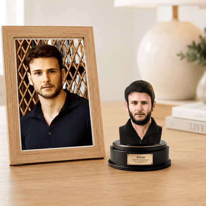 Halbfigur-Büste eines jungen Mannes neben dem Originalfoto