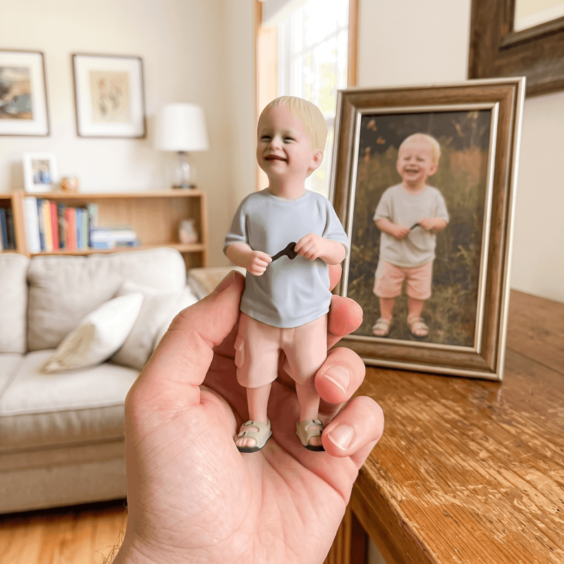 Kind als 3D-Figur in der Hand, Foto im Hintergrund