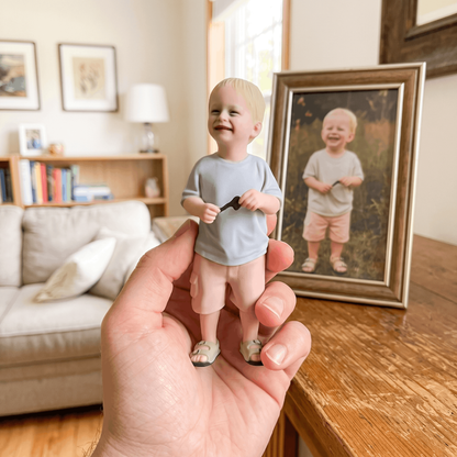 Kind als 3D-Figur in der Hand, Foto im Hintergrund