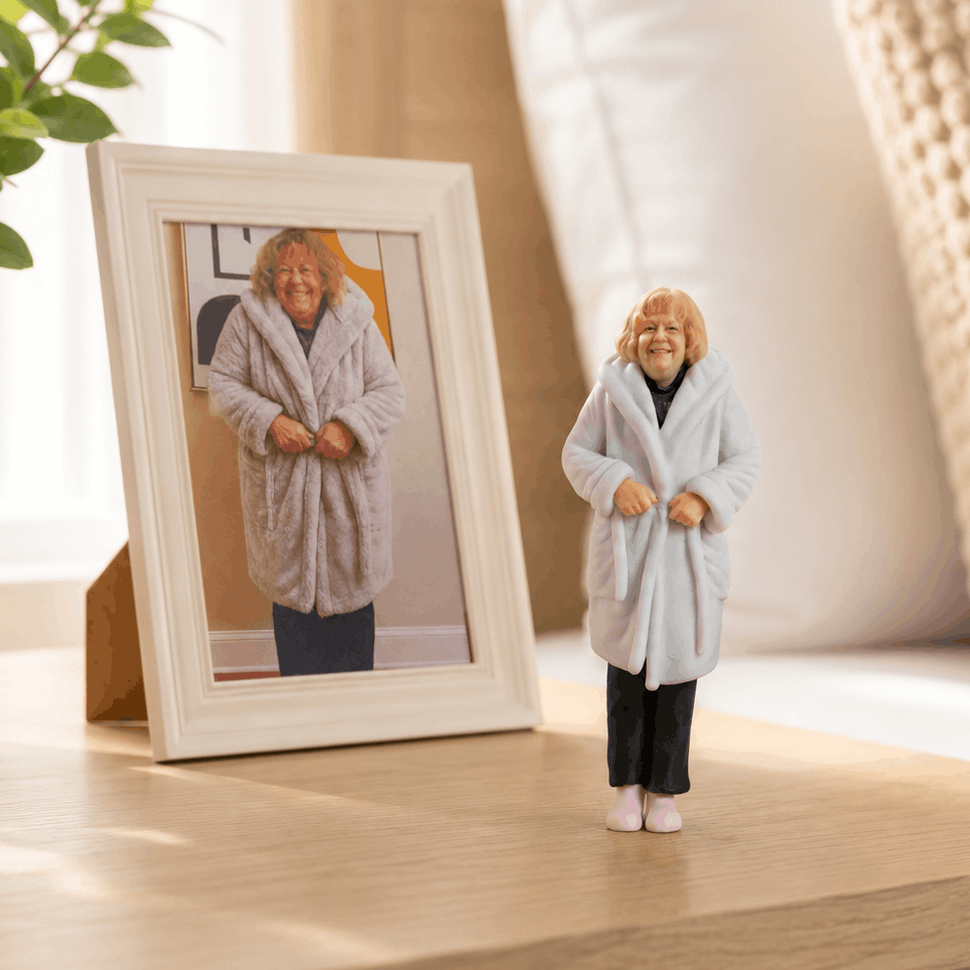 Ganzkörper-Figur einer Frau im Bademantel neben dem Foto
