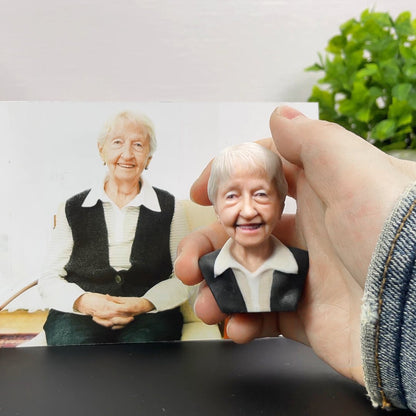 Halbfigur einer Großmutter in der Hand vor dem Originalfoto