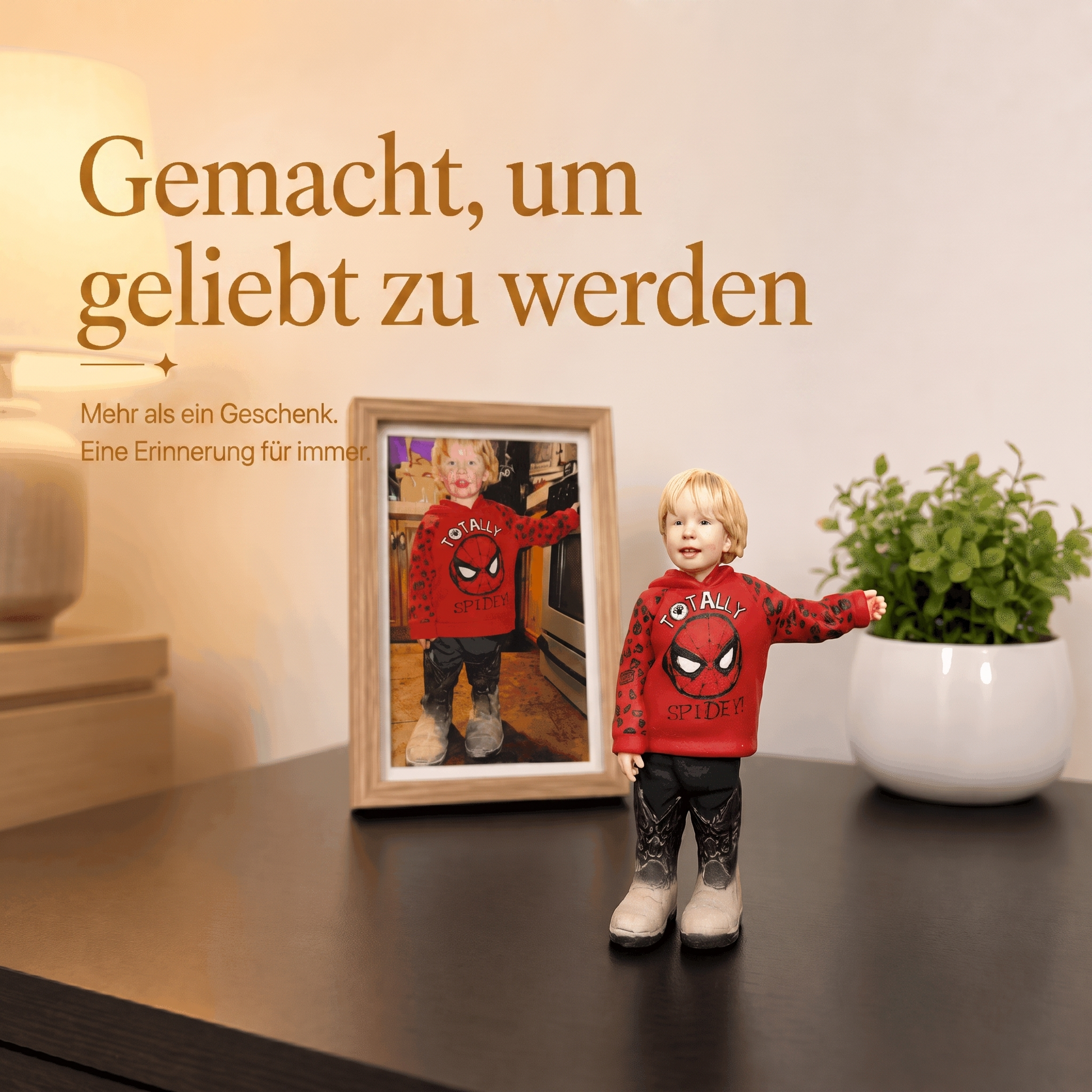 Gemacht, um geliebt zu werden – Kinderfigur neben Foto