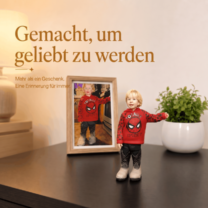 Gemacht, um geliebt zu werden – Kinderfigur neben Foto